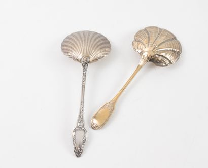 Deux pelles à fraises en argent (950) blanc...