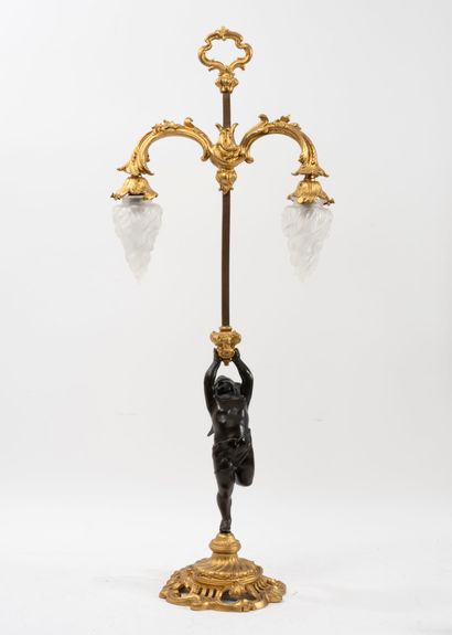 Petite torchère en bronze ciselé, patiné...