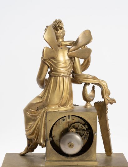 Pendule borne en bronze et laiton ciselé...