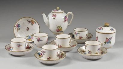 SÈVRES
Six tasses et leur soucoupe, une théière...
