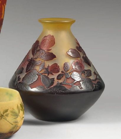 Émile GALLÉ (1846-1904)
Vase toupie à fond...
