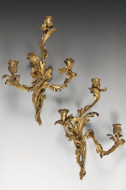Paire de grandes appliques asymétriques en
bronze...