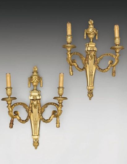 Paire de grandes appliques en bronze doré...