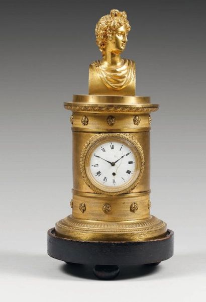 Petite pendule en bronze et métal dorés en
forme...