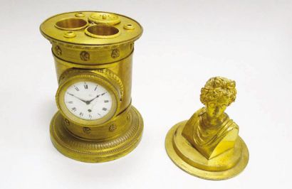 Petite pendule en bronze et métal dorés en
forme...