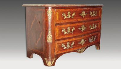 Commode à façade cintrée en placage d’amarante...