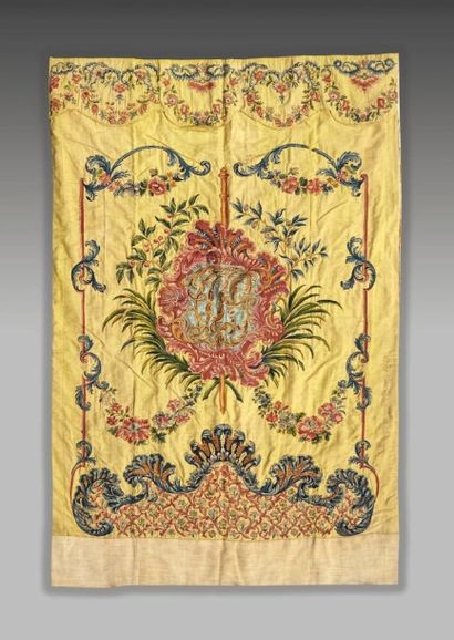Belle broderie baroque sur le fond de lit...