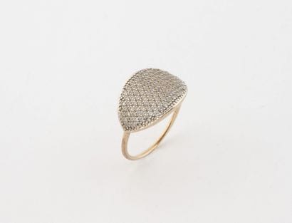 Bague en or rose (585), formée d'un plateau...