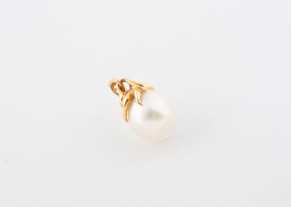 Pendentif en or jaune (750) orné d'une perle...