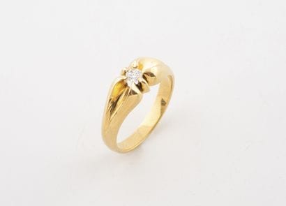 Bague jonc en or jaune (750) à motif d'épais...