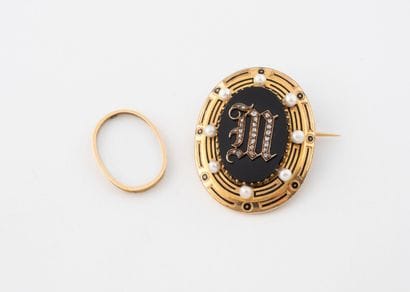 Broche ovale en or jaune (750) centrée d'un...
