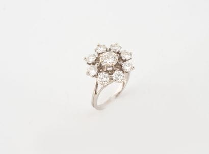 Bague fleur en or gris (750) centrée d'un...