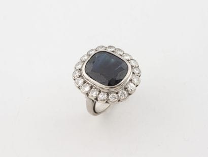 Importante bague marguerite en or gris (750)...