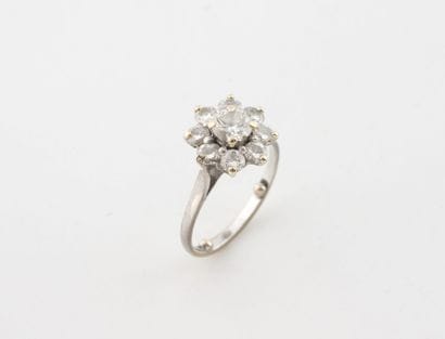 Bague fleur en or gris (750) centrée d'un...