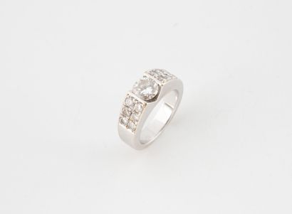 Bague en or gris (750) centrée d'un diamant...