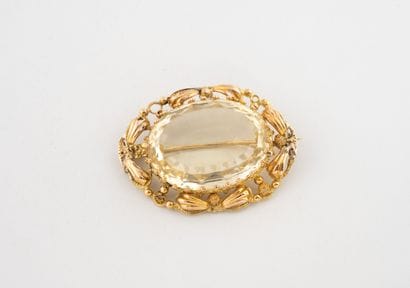 Broche ovale en or jaune (750) ajourée centrée...