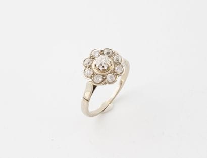 Bague fleur en or gris (750) centrée d'un...