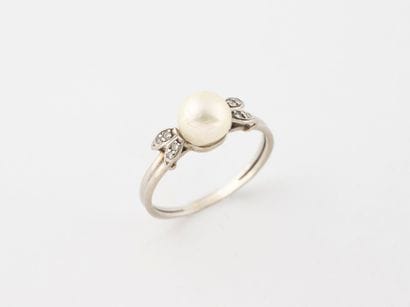 Bague en or gris (750) ornée d'une perle...