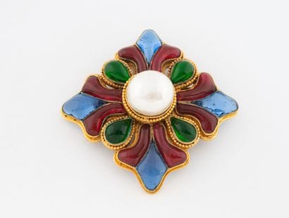 CHANEL
Broche en métal doré de forme losange...
