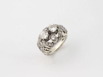 Bague jonc en or gris (750) et platine (950)...