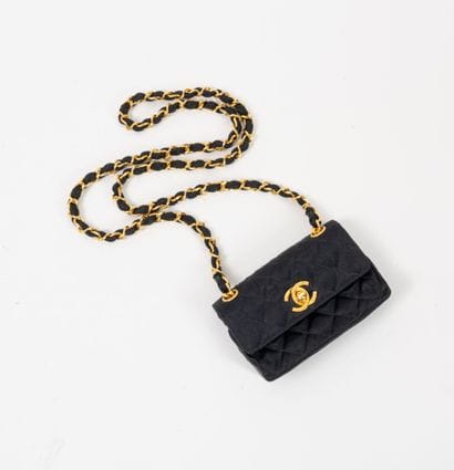 CHANEL
Mini sac à rabat 13 cm en satin de...
