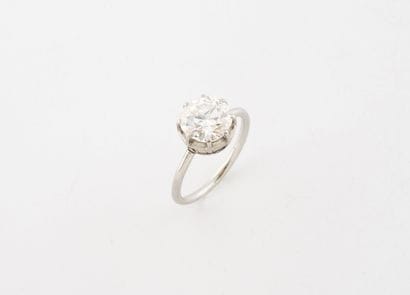 Bague solitaire en platine (850) centrée...