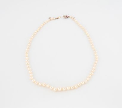 Collier orné de perles de culture blanches...