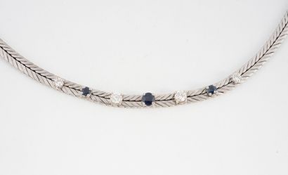 Collier en or gris (750) à maille plate amati...
