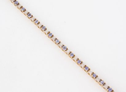Bracelet ligne en or jaune (375) orné d'une...