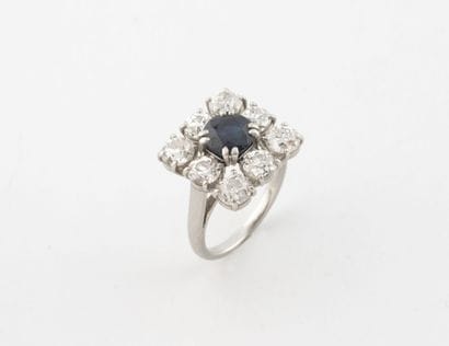Bague en platine (850) centrée d'un saphir...