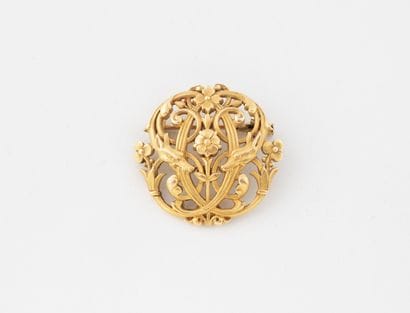 Broche ronde en or jaune (750) ajourée à...