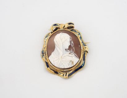 Importante broche ovale en or jaune (750)...