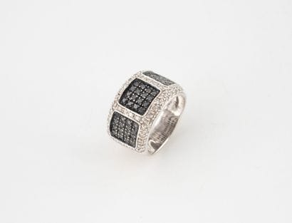Large bague jonc en or gris (750) ornée lignes...