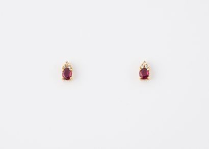 Paire de clous d'oreilles en or jaune (750)...