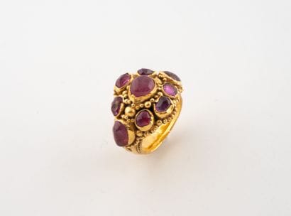 Bague en or jaune (750) le centre en forme...