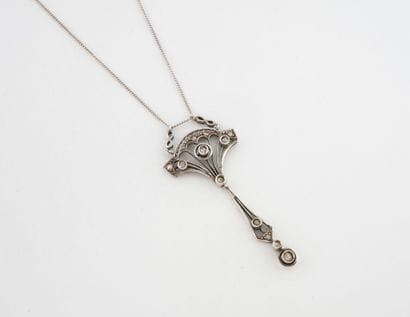 Collier en or gris (750) composé d'un chaîne...