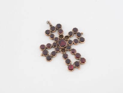 Pendentif en or rose (375) en forme de croix...