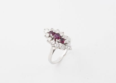 Bague marquise en or gris (750) centrée de...