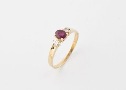 Bague en or jaune (750) ornée d'un rubis...