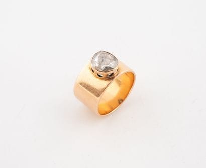 Bague bandeau en or jaune (750) centrée d'un...