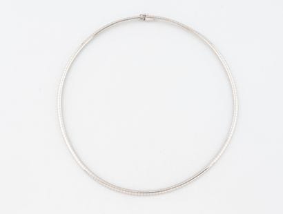 Collier ras de cou en or gris (750) à maille...