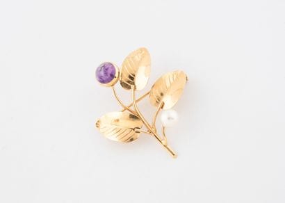 Broche en or jaune (750) figurant une branche...
