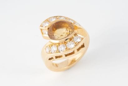 Importante bague en or jaune (750), centrée...