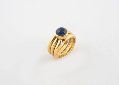 Bague en or jaune (750) à décor de trois...