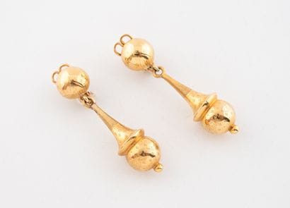 Paire de pendants d'oreilles en or jaune...