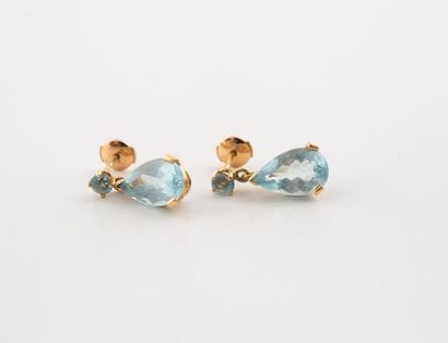Paire de pendants d'oreilles en or jaune...