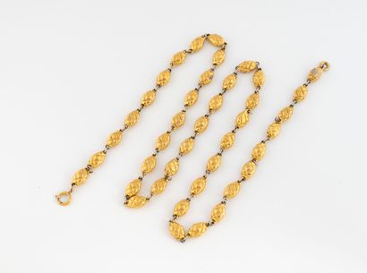 CHANEL, Paris
Collier sautoir en métal doré...