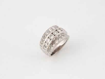 Bague bandeau en or gris (750) formée de...