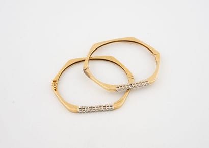 Paire de bracelets jonc en or jaune (750)...