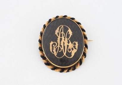 Broche médaillon ovale en or jaune (750)...